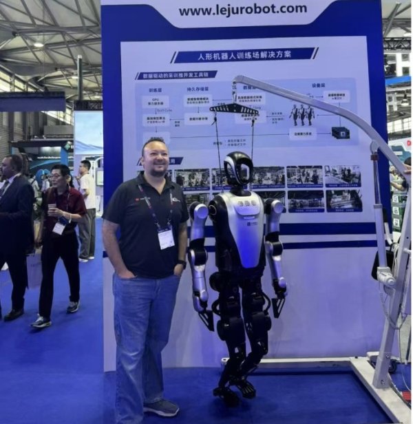 金富宝 记者直击：这届MWC被机器人“占领”了