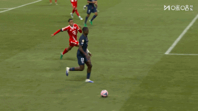 中金优配 要素拉满! 两红牌+空门不进+点球取消, 巴黎、拜仁上演经典大战